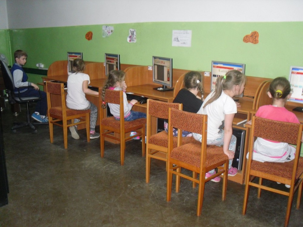 Dzieci podczas zajęć dydaktycznych na świetlicy w Jastrzębiu