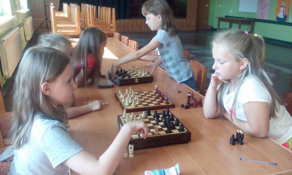 Dzieci grające przy stole w szachy zdjecie 2