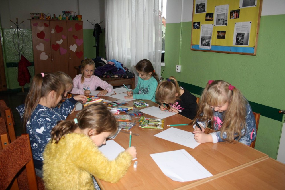 Zdjęcie dzieci wykonujących prace artystyczne