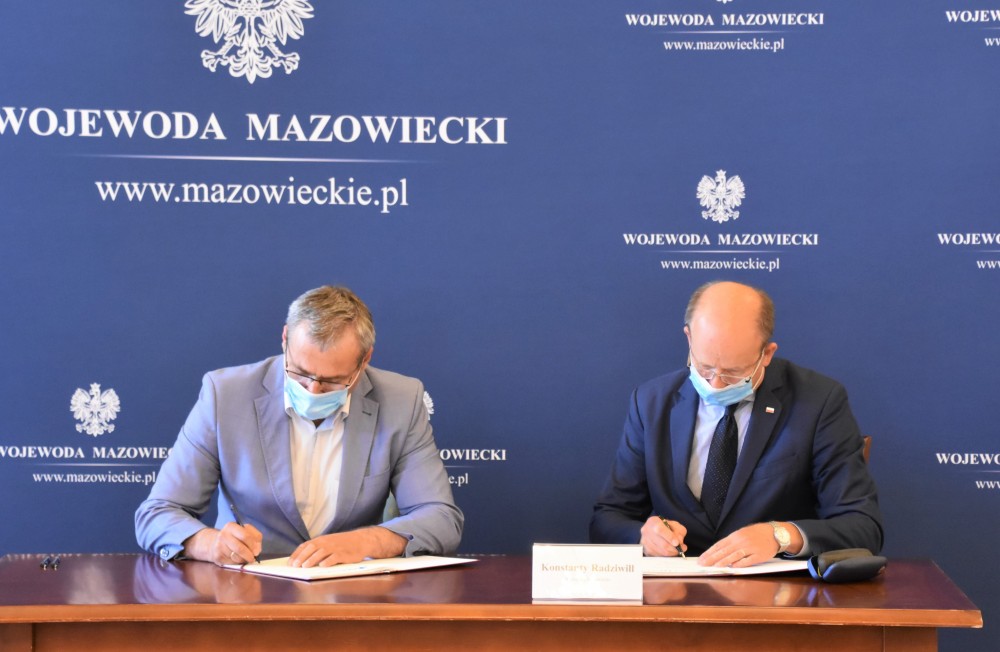 Wójt Gminy Jastrząb - Andrzej Bracha wraz z Wojewodą Mazowieckim Konstantym Radziwiłł podpisują dokumenty