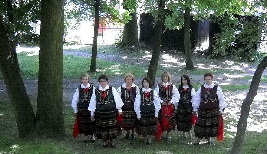 Zespół folklorystyczny ,,Gąsawianki”.  w parku